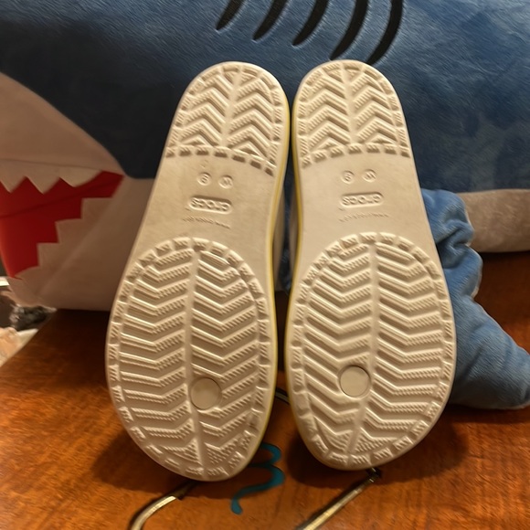 Iconic Crocs comfort size 9w tie dye look multi-colors great for the beach - Picture 3 of 4